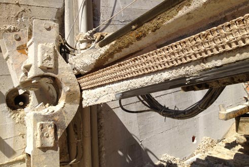 Perforazioni orizzontali per placcaggio muro