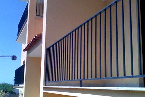 Costruzione di un complesso di palazzi popolari uno a fianco all'altro
